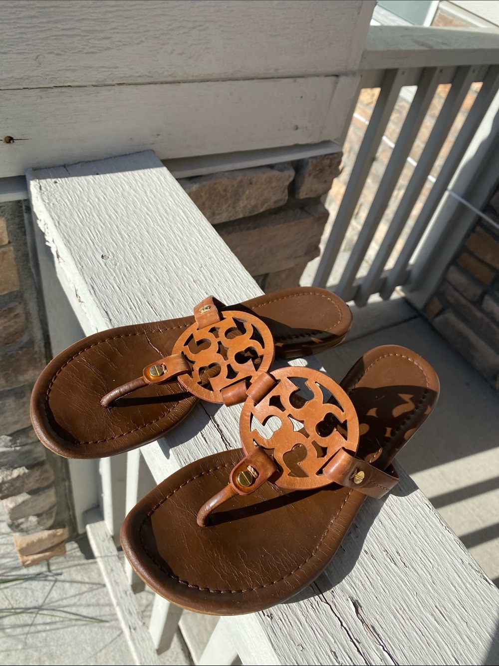 Tory Burch Brown Leather Logo Toe-Post Sandals - Picture 3 of 8